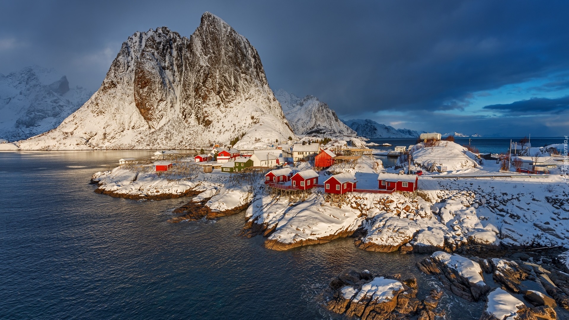 Norwegia, Lofoty, Wyspa Moskenesoya, Wioska Reine, Czerwone, Domki, Góry, Chmury, Zima Zima