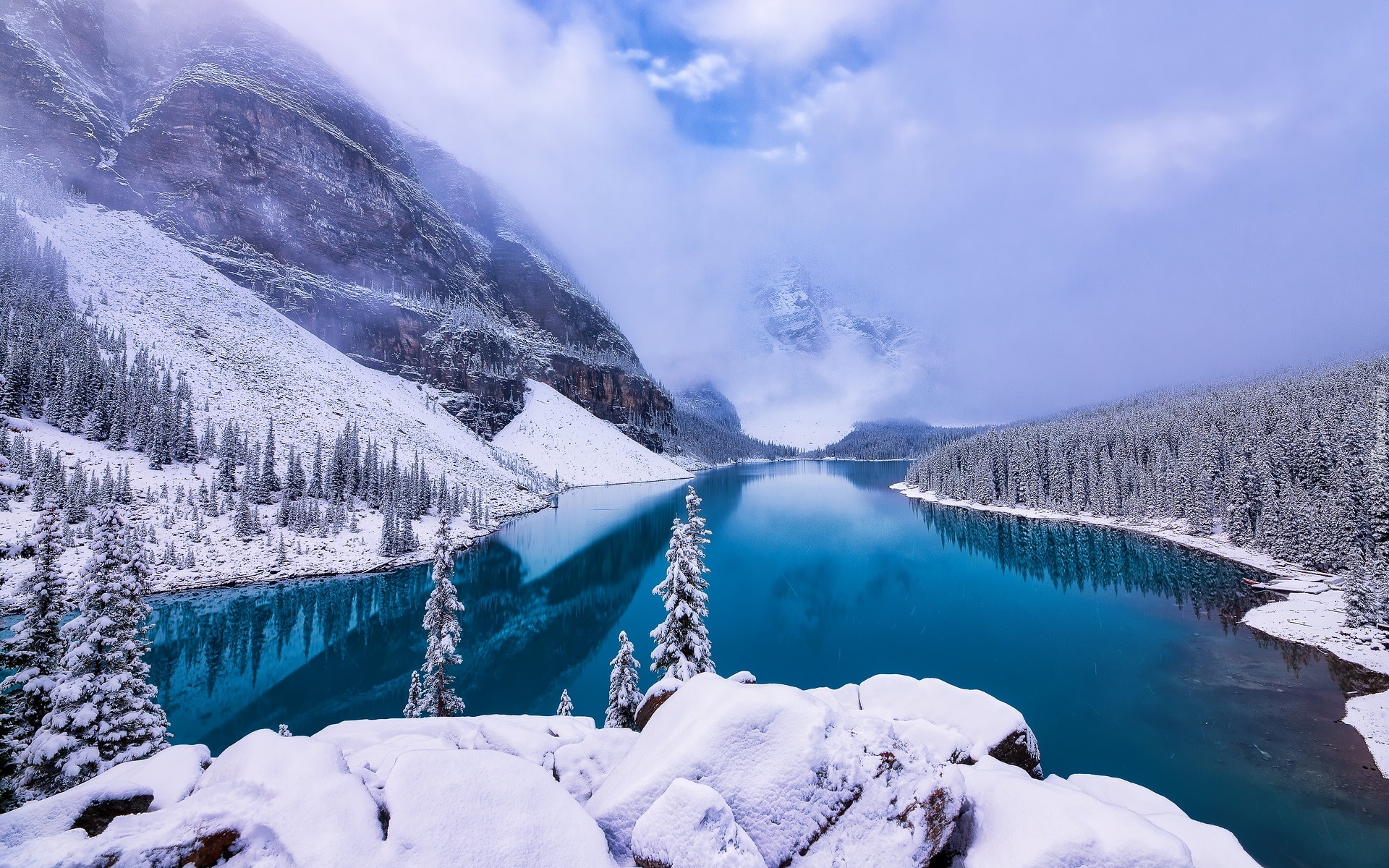 Park Narodowy Banff, Jezioro Moraine, Góry, Ośnieżone, Lasy, Drzewa, Mgła, Zima, Prowincja Alberta, Kanada