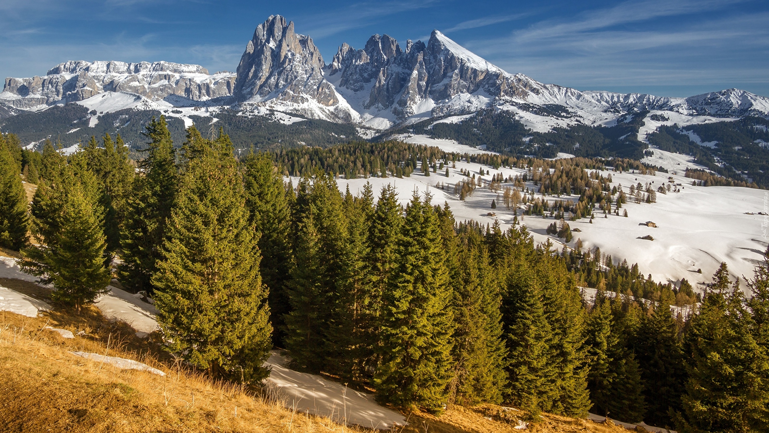 Zima, Płaskowyż Seiser Alm, Dolina Val Gardena, Góry Sassolungo, Dolomity, Wzgórza, Wschód słońca, Domy, Drzewa, Włochy