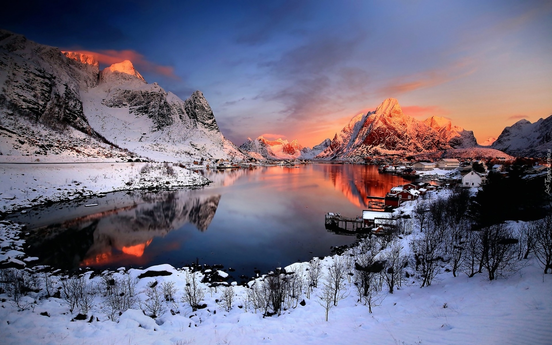 Norwegia, Lofoty, Wieś Reine, Morze Norweskie, Zima, Domy, Góry, Wschód słońca