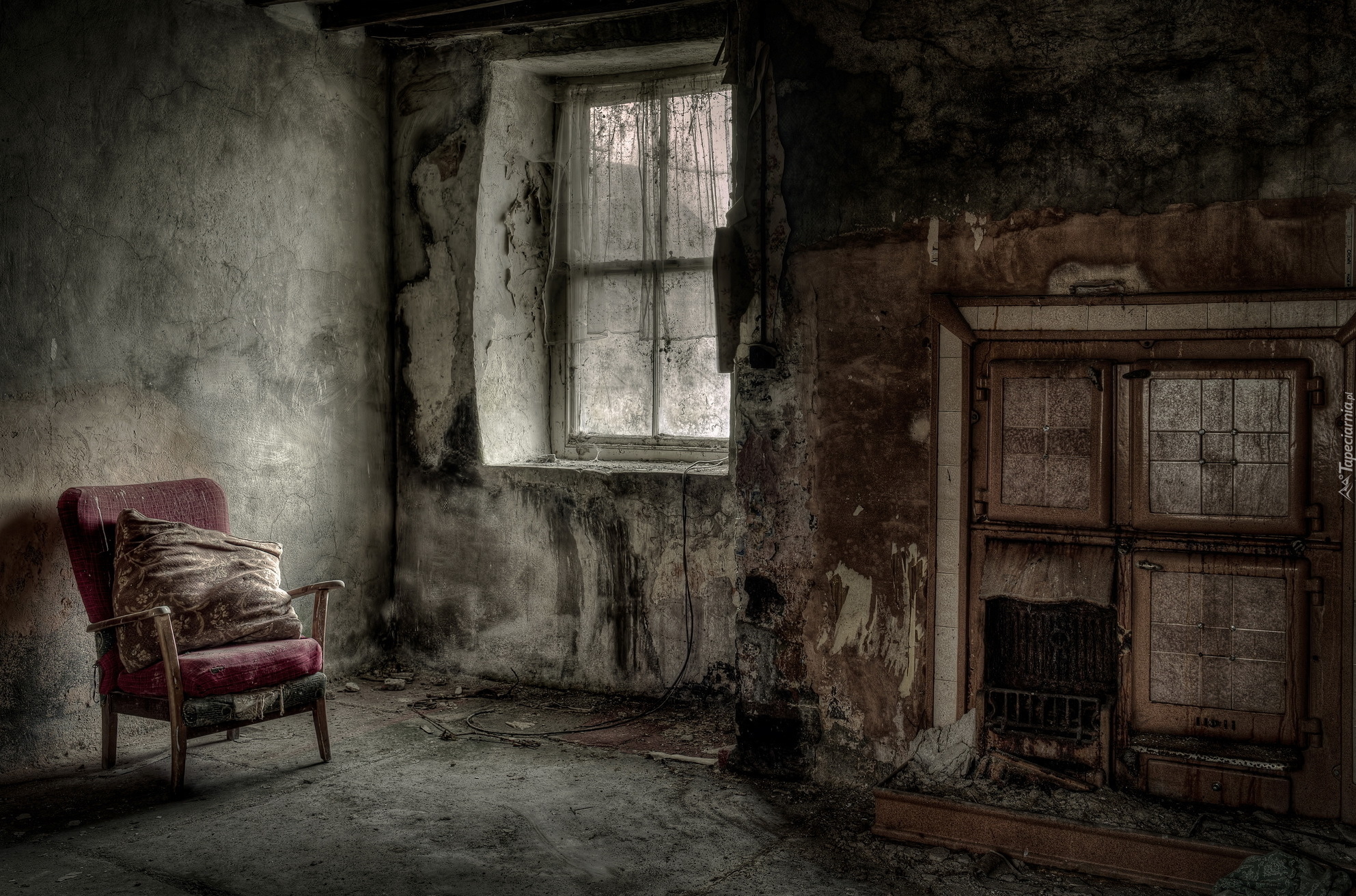 tapeta-zniszczony-fotel-i-piec-w-starym-opuszczonym-budynku