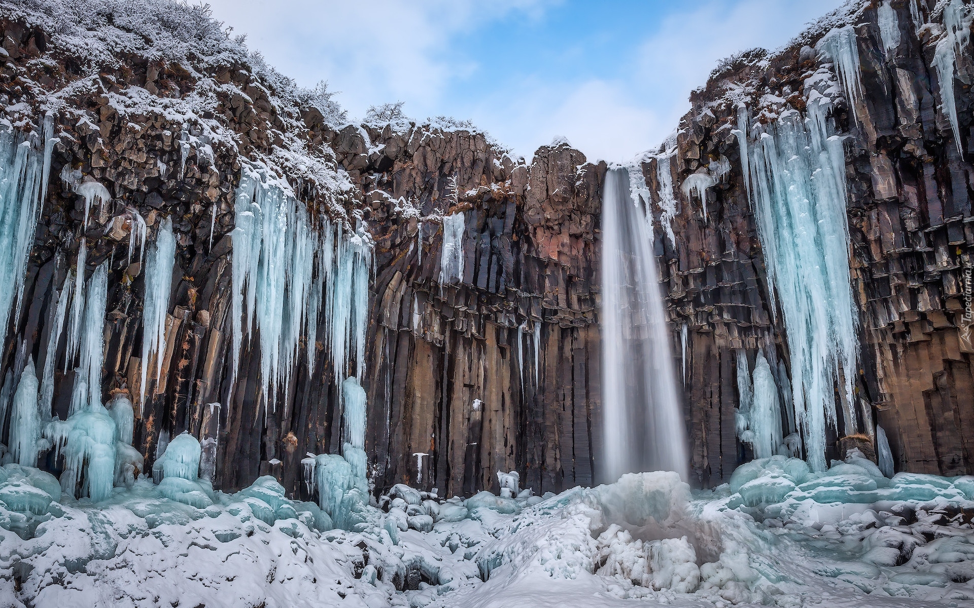 Zima, Wodospad, Svartifoss Falls, Skały, Sople, Park Narodowy Vatnajokull, Islandia