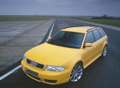 Żółte, Audi RS4