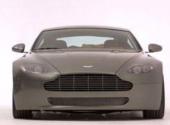 Aston Martin V8 Vantage, Przód