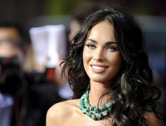 Megan Fox, Włosy, Korale