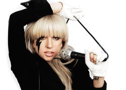 Lady Gaga, Piosenkarka, Mikrofon
