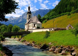 Niemcy, Bawaria, Park Narodowy Berchtesgaden, Ramsau bei Berchtesgaden, Góry Alpy, Kościół św. Sebastiana, Rzeka Ramsauer Ache, Mostek