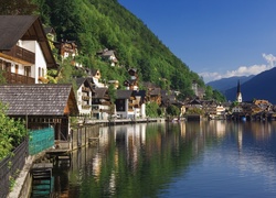Austria, Góry Alpy Salzburskie, Miasteczko Hallstatt, Jezioro Hallstättersee, Domki, Drzewa