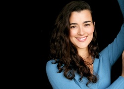 Cote De Pablo, Niebieski, Sweterek