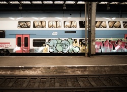 Pociąg, Graffiti, Przystanek