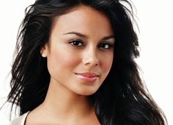 Nathalie Kelley, Urocze, Spojrzenie