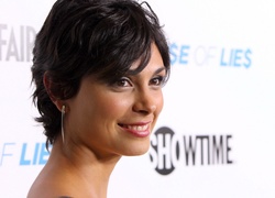 Uśmiechnięta, Morena Baccarin, Twarz