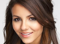 Uśmiechnięta, Victoria Justice, Twarz, Włosy