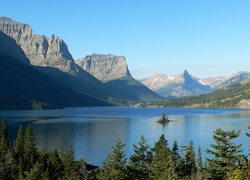 Stany Zjednoczone, Stan Montana, Park Narodowy Glacier, Góry, Jezioro Saint Mary Lake, Drzewa