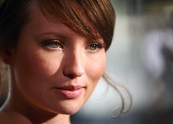 Emily Browning, Upięte, Włosy, Spojrzenie