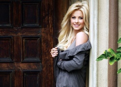 Urocza, Julianne Hough