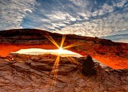 Skały, Łuk, Mesa Arch, Park Narodowy Canyonlands, Promienie słońca, Wschód, Stan Utah, Stany Zjednoczone