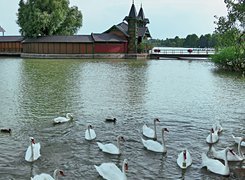 Łabędzie, Jezioro, Budowla