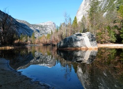 Stany Zjednoczone, Stan Kalifornia, Park Narodowy Yosemite, Jezioro Mirror Lake, Góry