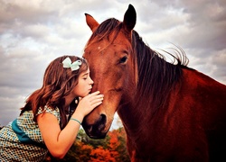 Dziewczynka, Koń, Całus