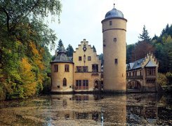 Zamek wodny Mespelbrunn, Bawaria, Niemcy, Drzewa, Rzeka Elsava