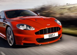 Czerwony, Aston Martin DBS, Droga