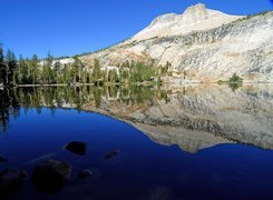 Stany Zjednoczone, Stan Kalifornia, Park Narodowy Yosemite, Jezioro Yosemite Lake, Góry, Drzewa