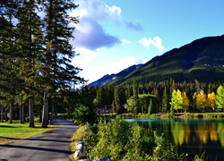 Kanada, Prowincja Alberta, Park Narodowy Banff, Miejscowość Banff, Jezioro, Góry, Drzewa