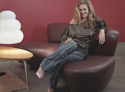 Alicia Silverstone, Skórzana Sofa