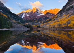 Jesień, Góry Skaliste, Szczyty Maroon Bells, Jezioro Maroon Lake, Odbicie, Drzewa, Chmury, Stan Kolorado, Stany Zjednoczone