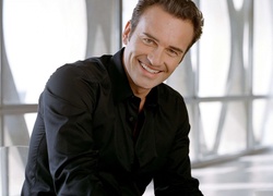 Uśmiechnięty, Julian McMahon