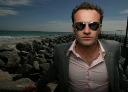 Julian McMahon, Rozpięta, Koszula, Okulary