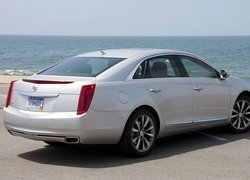 Srebrny, Cadillac XTS, Morze