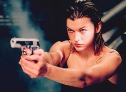 Milla Jovovich, Pistolet