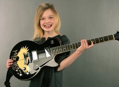 Elle Fanning, Aktorka, Gitara