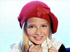 Jackie Evancho, Czerwona, Czapka, Uśmiech, Niebieskie, Tło