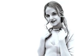 Mena Suvari, Buzia