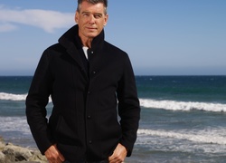 Plaża, Pierce Brosnan