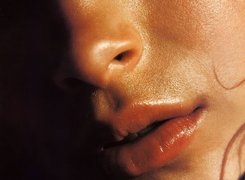Kristin Kreuk, Czerwone, Usta