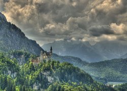 Zamek, Neuschwanstein, Zalesione, Góry, Chmury, Niemcy