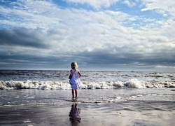 Dziewczynka, Morze, Plaża, Chmury