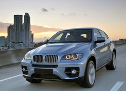 BMW x6, Droga, Domy