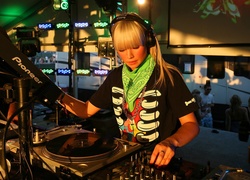 Kobieta, Disc Jockey, Muzyka