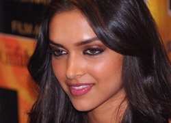 Deepika Padukone, Brunetka, Uśmiech