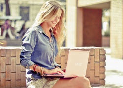 Uśmiechnięta, Kobieta, Blondynka, Laptop