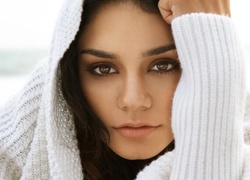 Vanessa Hudgens, Brunetka, Sweterek