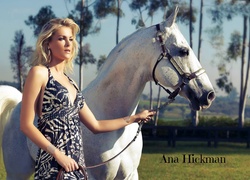 Ana Hickman, Blondynka, Koń