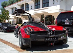 Pagani, Parking, Budynek