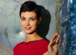 Morena Baccarin, Brunetka, Uśmiech