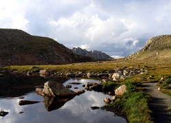 Wzgórza, Łąka, Jezioro, Głazy